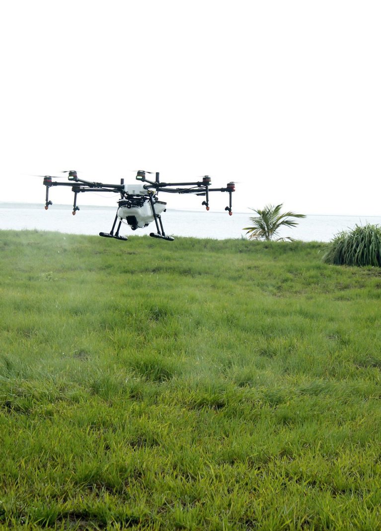 Bilecik ve ilçelerinde dronla ot, süne, pas ve mantar ilaçlama hizmeti. Tarlaya girmeden sıvı gübreleme yapın, ürününüzü ezmeyin. Hemen randevu alın.