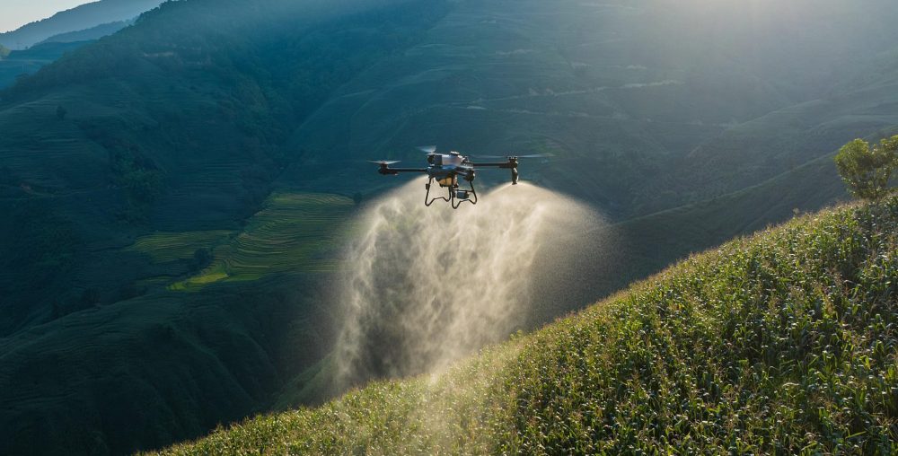 Bursa ve ilçelerinde dronla ot, süne, pas ve mantar ilaçlama hizmeti. Ürününüzü ezmeden, çamur derdi olmadan sıvı gübreleme yapın. Atlas Dron ile verimi artırın.