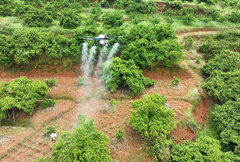 Atlas Dronla İlaçlama ile bitki besleme ve sıvı gübreleme hizmeti alın. Tarlanızda ürün ezilmeden, %95 su tasarrufuyla veriminizi artırın. Sakarya ve çevre illerde profesyonel çözüm.