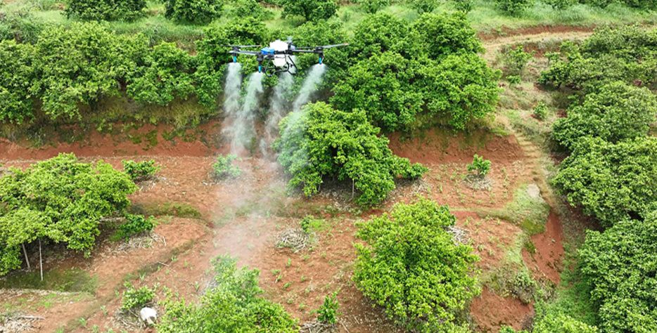 Atlas Dronla İlaçlama ile bitki besleme ve sıvı gübreleme hizmeti alın. Tarlanızda ürün ezilmeden, %95 su tasarrufuyla veriminizi artırın. Sakarya ve çevre illerde profesyonel çözüm.