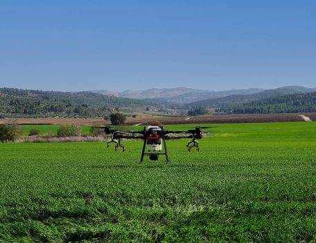 Dronla sıvı gübreleme hizmeti ile bitkilerinizi ezmeden, en hızlı şekilde besleyin. Yapraktan gübreleme ile verimi artırın, sudan tasarruf edin. Sakarya ve çevre illerde profesyonel uygulama.